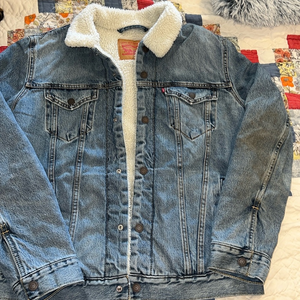 Vintage fleece lined distressed Levi’s denim jeans jacket large